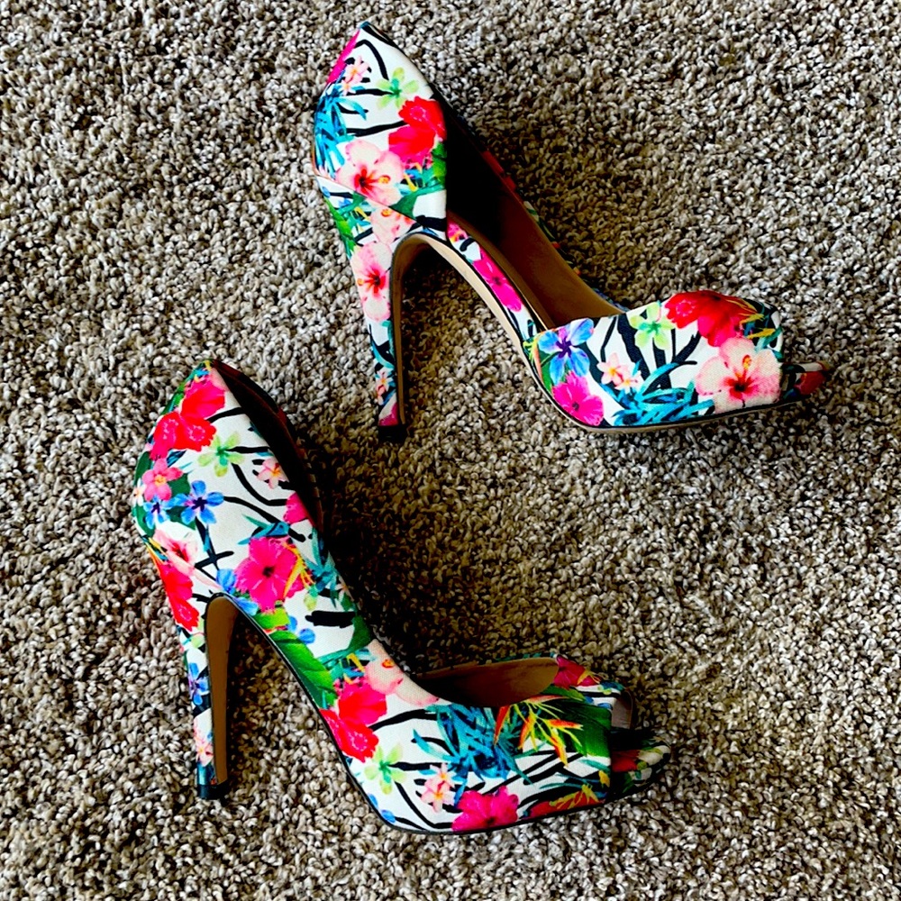 Fun Flowery peep toe heels!